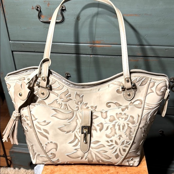 Elegant Floral Embossed Beige Handbag - Picture 2 of 9